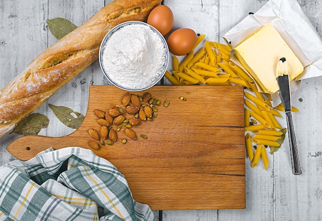 Deska z domowym makaronem i składnikami